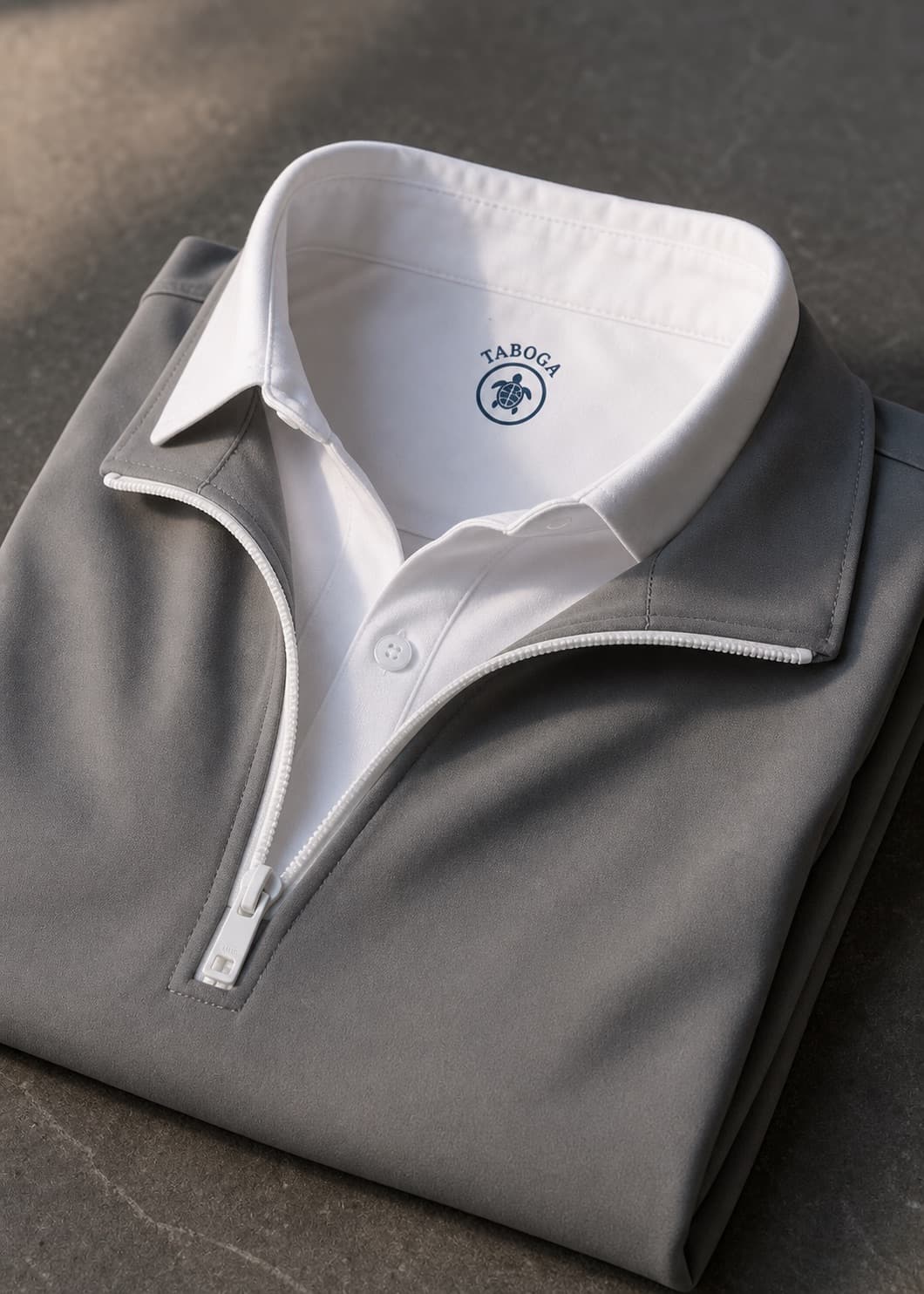 Quarter Zip Polo en gris — detalle del cuello