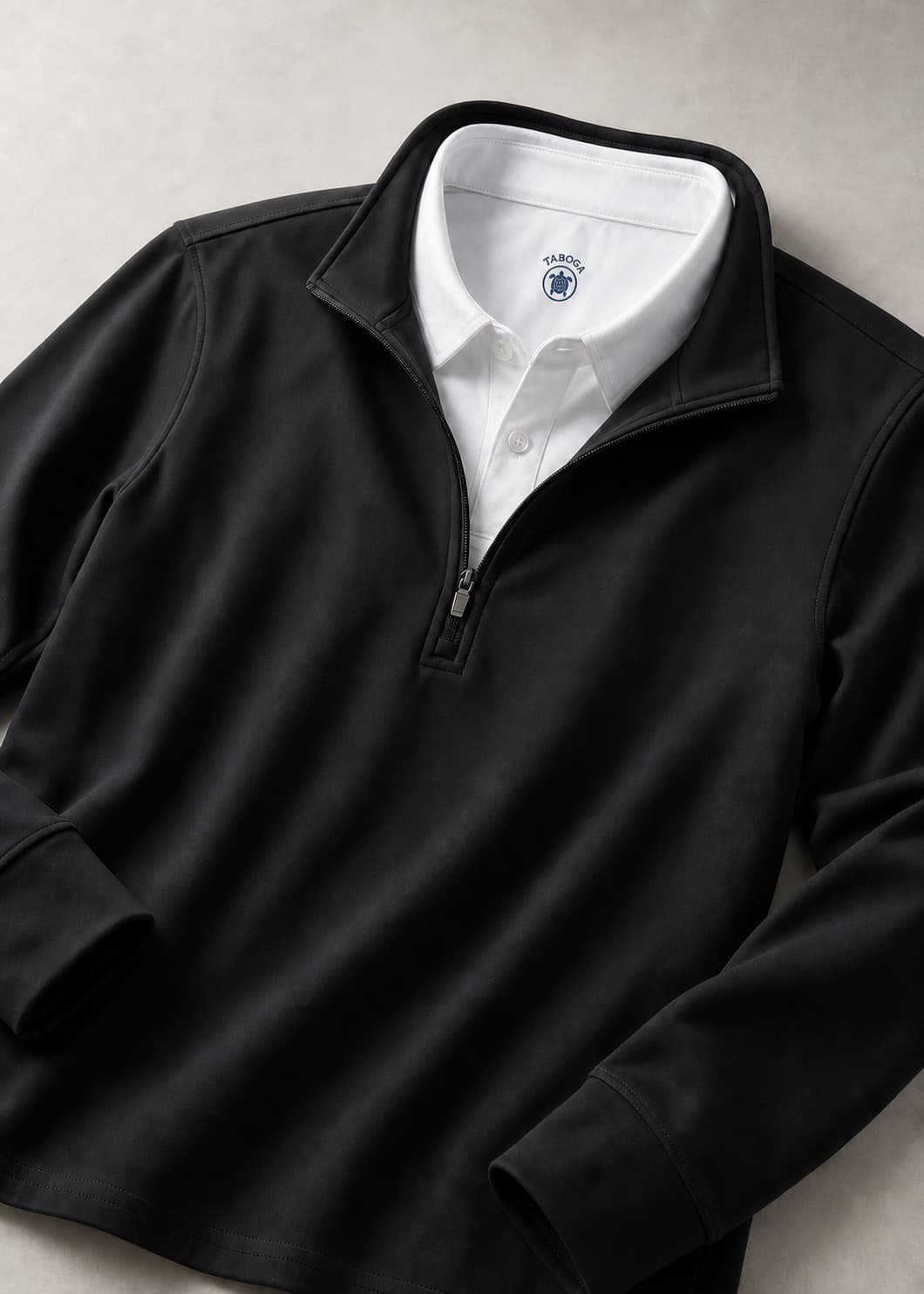 Quarter Zip Polo en negro, vista frontal